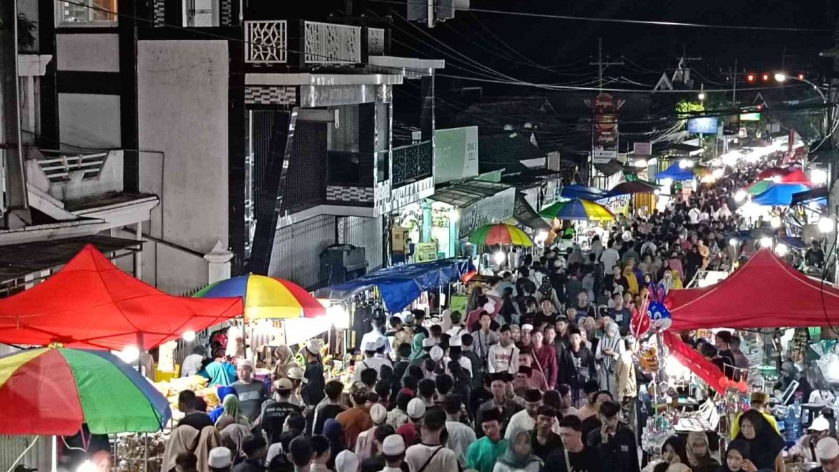 Ribuan Warga Padati Tradisi Malam Selawe di Makam Sunan Giri Gresik