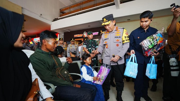 Pantau Arus Mudik Lebaran 2026, Kapolri Turun Langsung ke Stasiun Gubeng Surabaya
