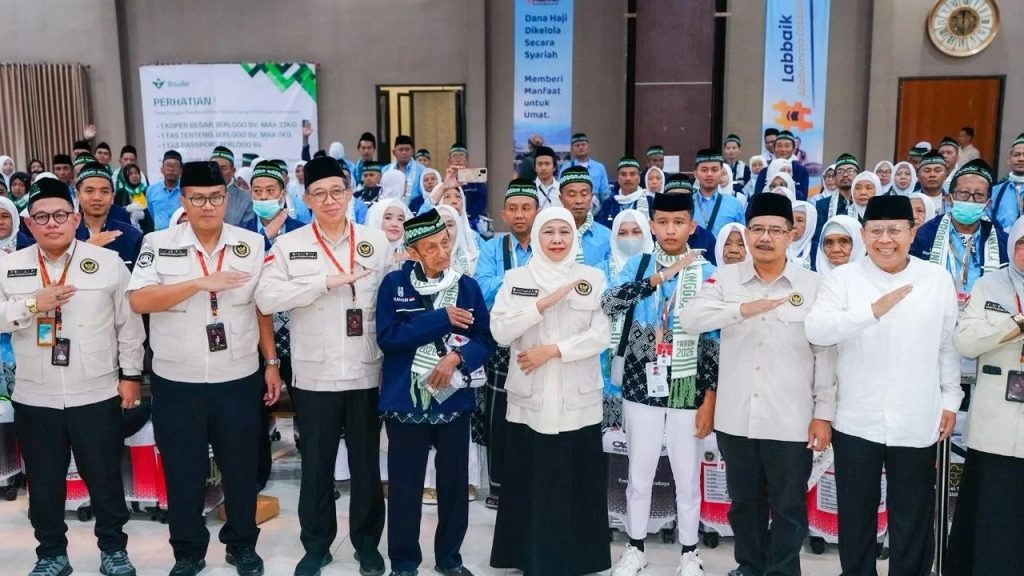 Gubernur Khofifah Lepas Kloter Pertama Jemaah Haji Embarkasi Surabaya 2026